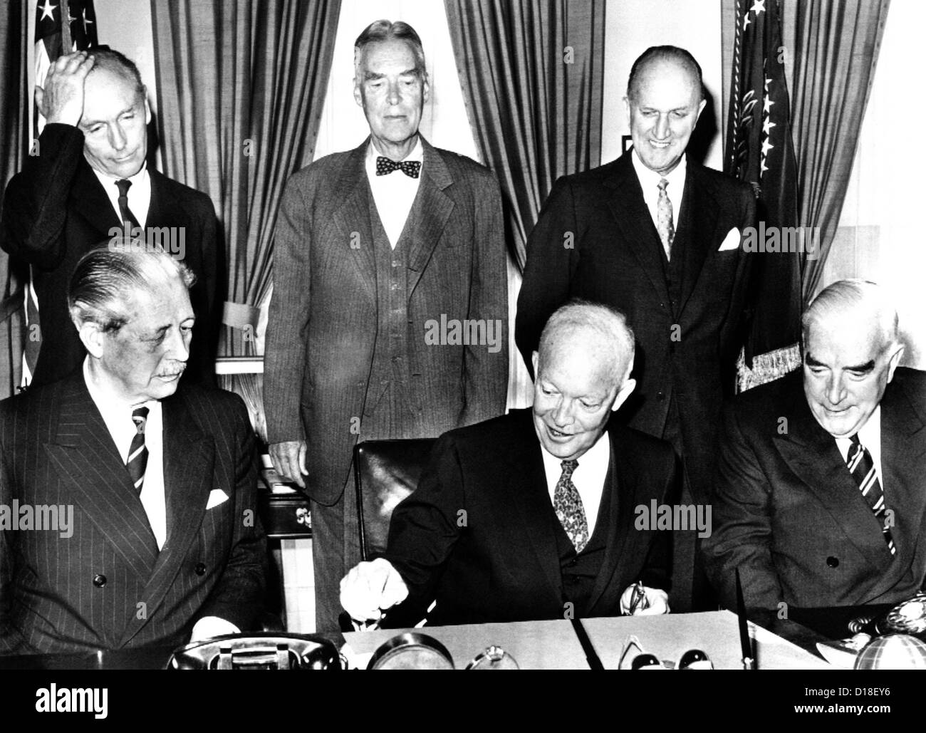 Il presidente Eisenhower incontra il primo ministro britannico Harold Macmillan (seduto, a sinistra) e il Primo Ministro australiano Robert Foto Stock