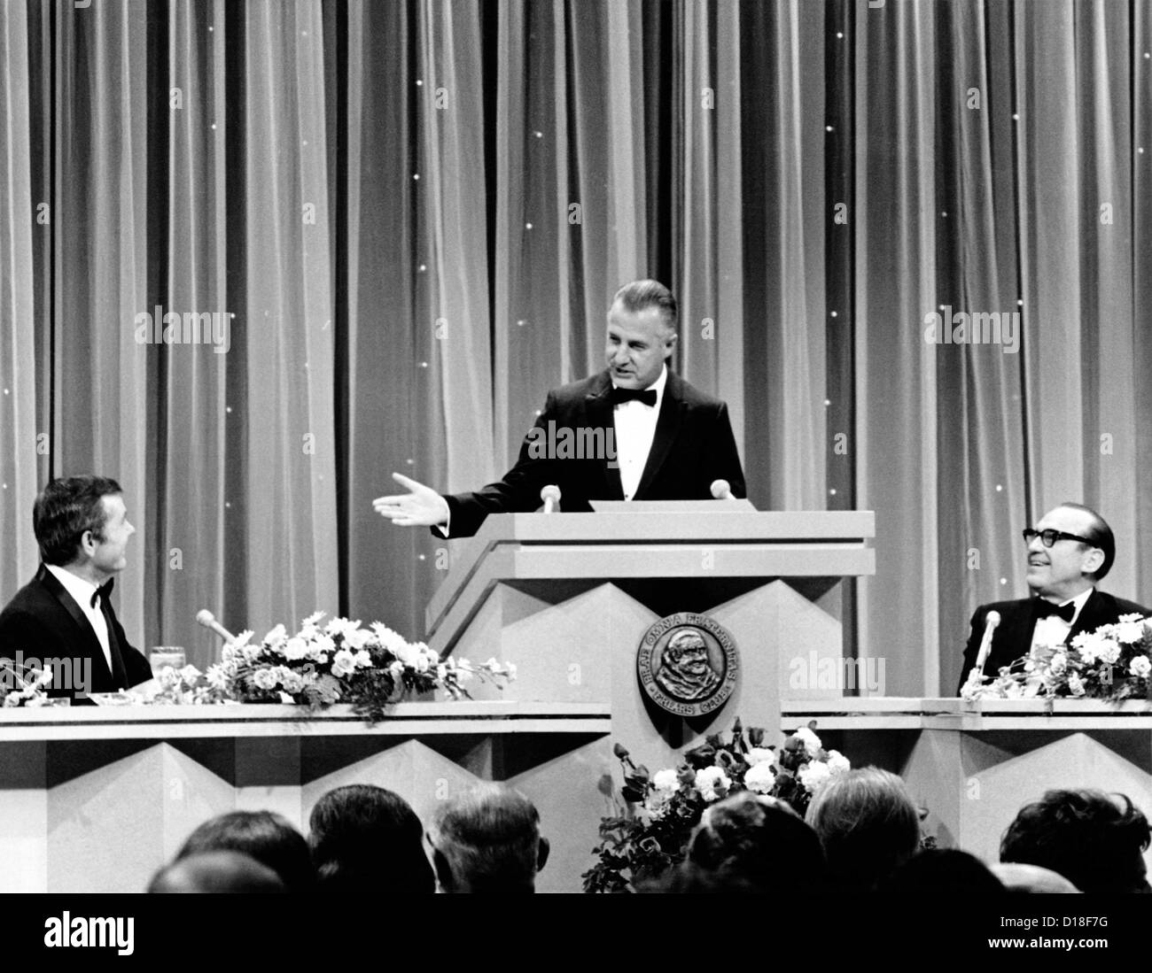 Vice Presidente Spiro Agnew a 'I Frati Club' arrosto di Jack Benny. L-R: Roastmaster Johnny Carson, Agnew, Jack Benny. Gen. Foto Stock