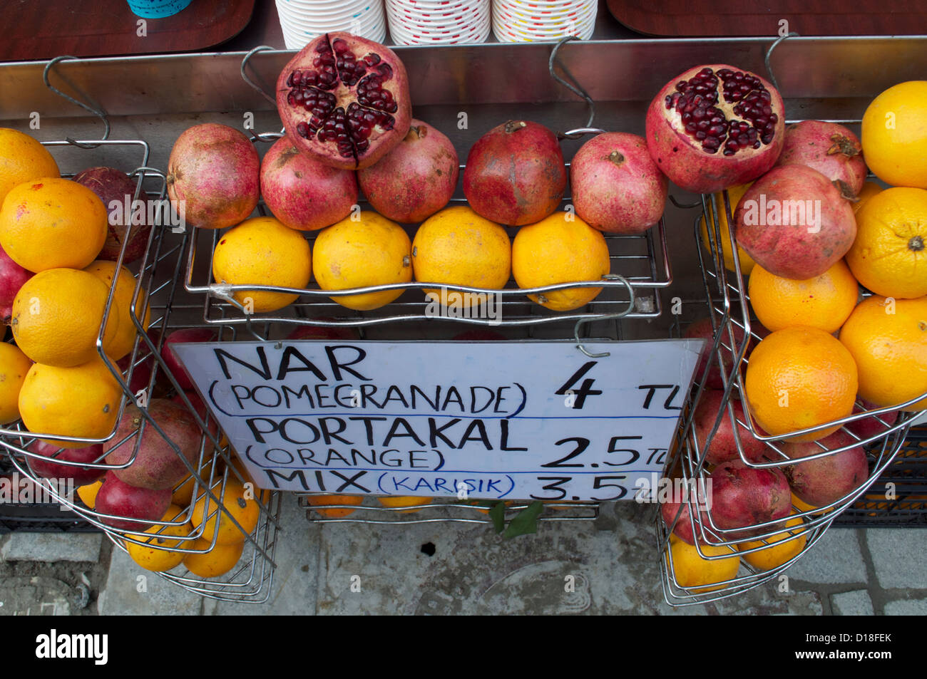 Il Melograno e succo di arancia in vendita in Istanbul Turchia Foto Stock
