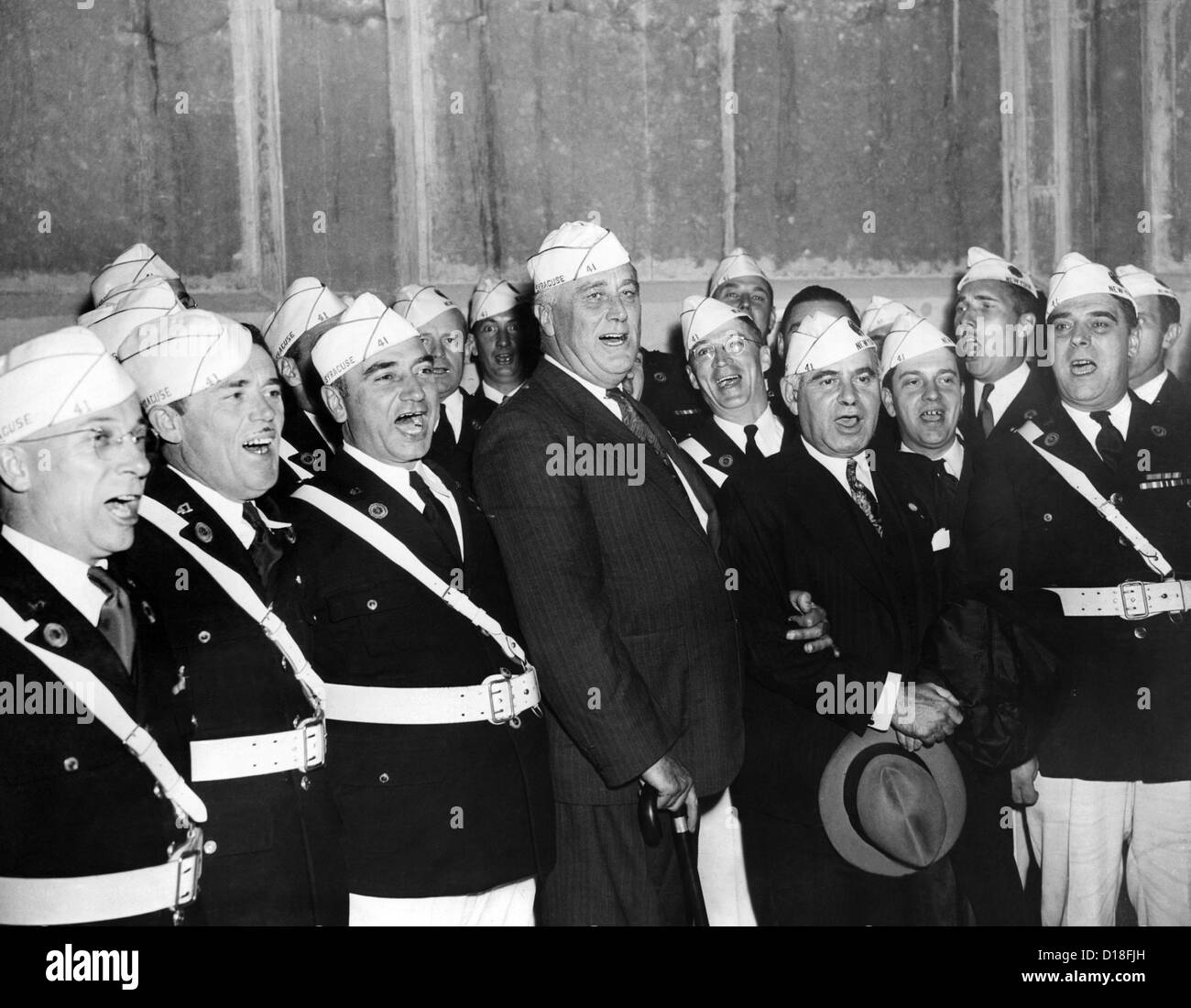 Il presidente Franklin Roosevelt cantando "Home sulla gamma' con la American Legion Glee Club di Siracusa, NY. FDR ha partecipato Foto Stock