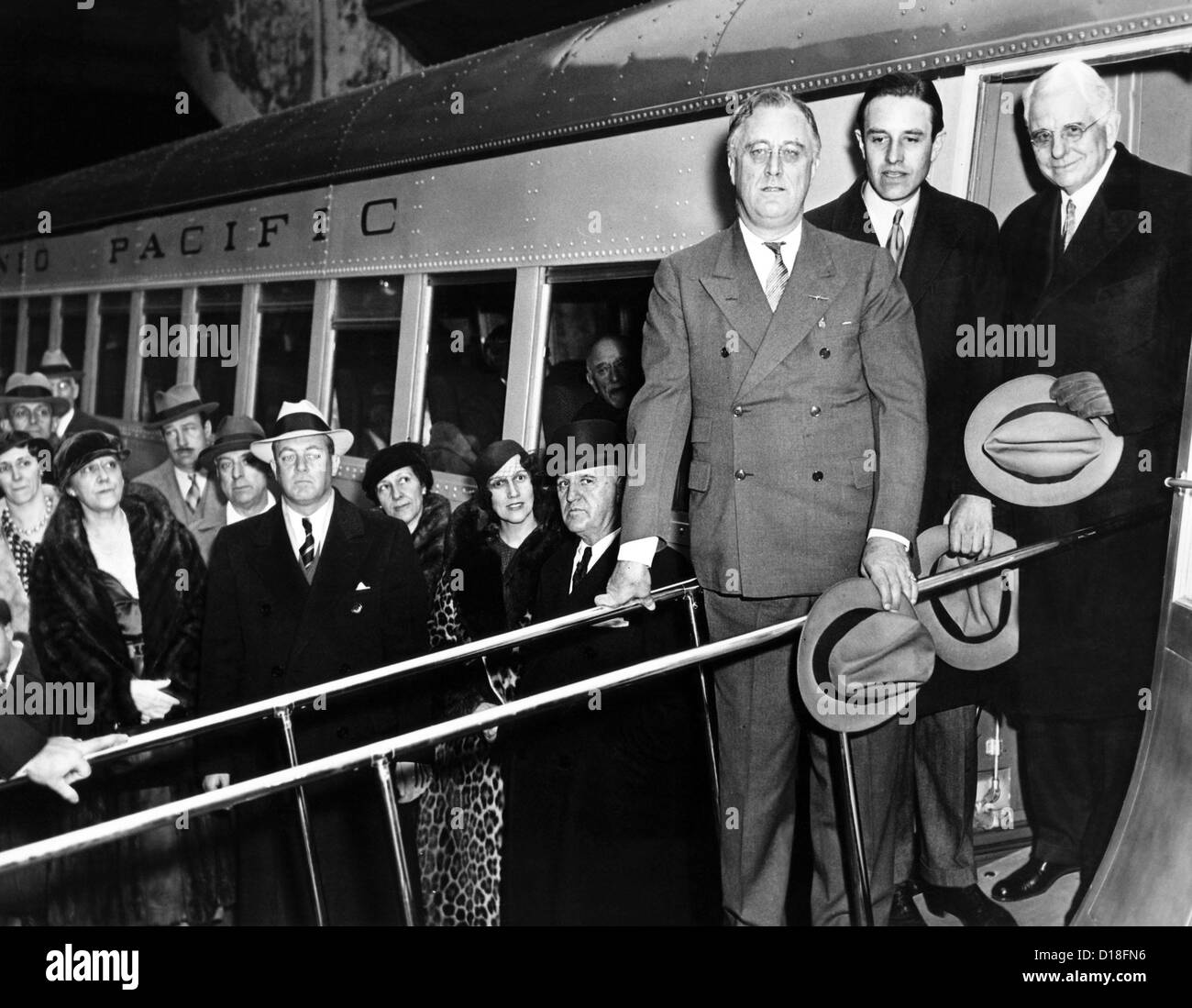 Il presidente Franklin Roosevelt ispeziona la nuova Union Pacific Streamliners. Egli è con Averill Harriman, Presidente del Consiglio di Amministrazione di Foto Stock