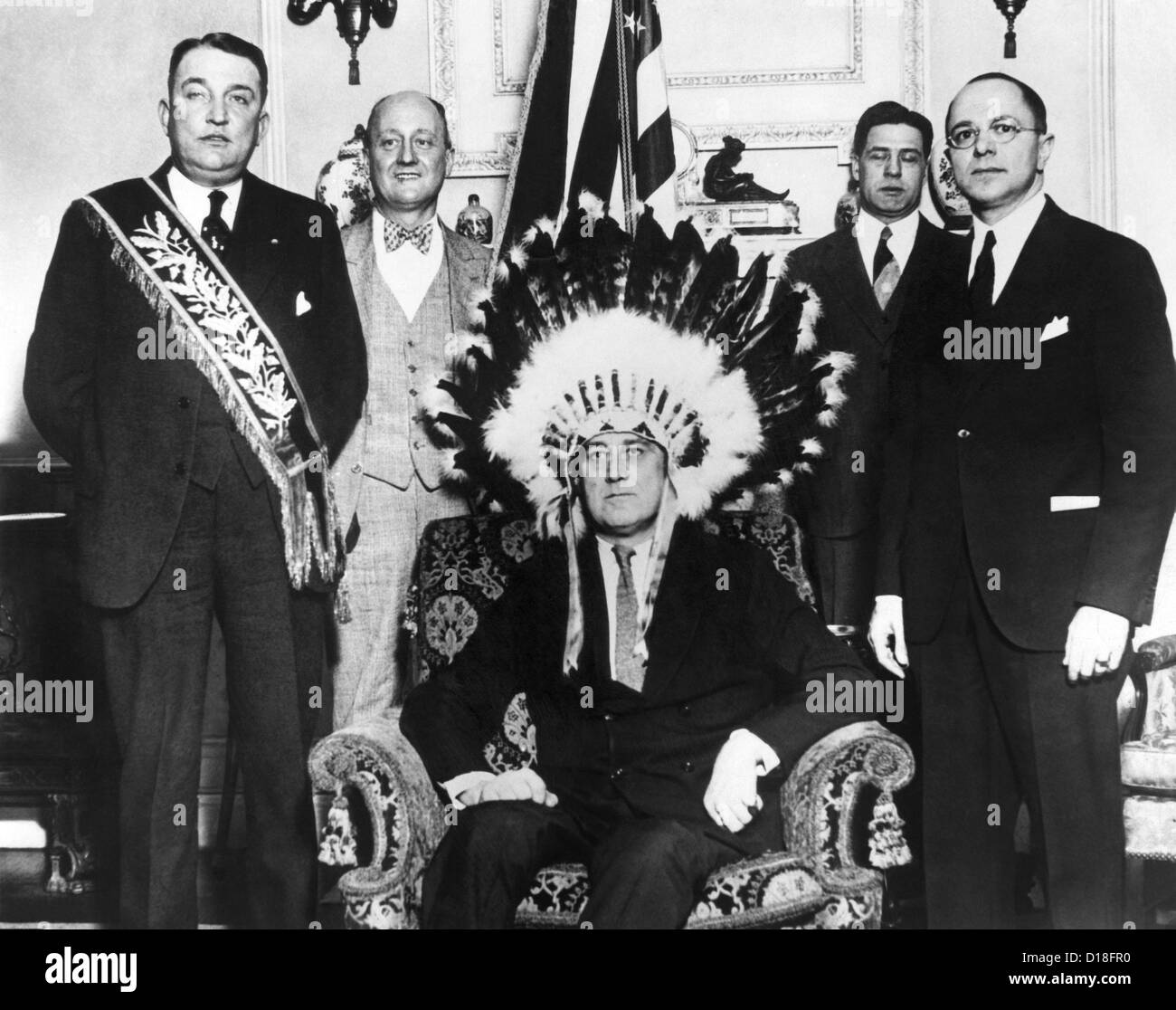 Governatore Franklin Roosevelt fece un membro dell'ordine fraterno degli uomini rossi. L'ordine è stato ispirato dalla Indian i costumi indossati Foto Stock