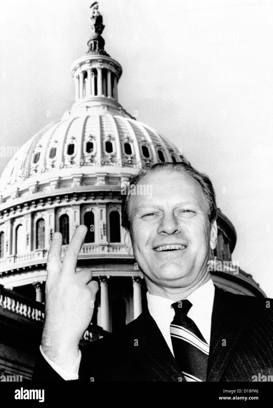 Casa leader repubblicano Gerald Ford lampeggia un sorriso di vittoria dopo la casa subito il presidente Nixon il veto di un $19.7 milioni di euro Foto Stock