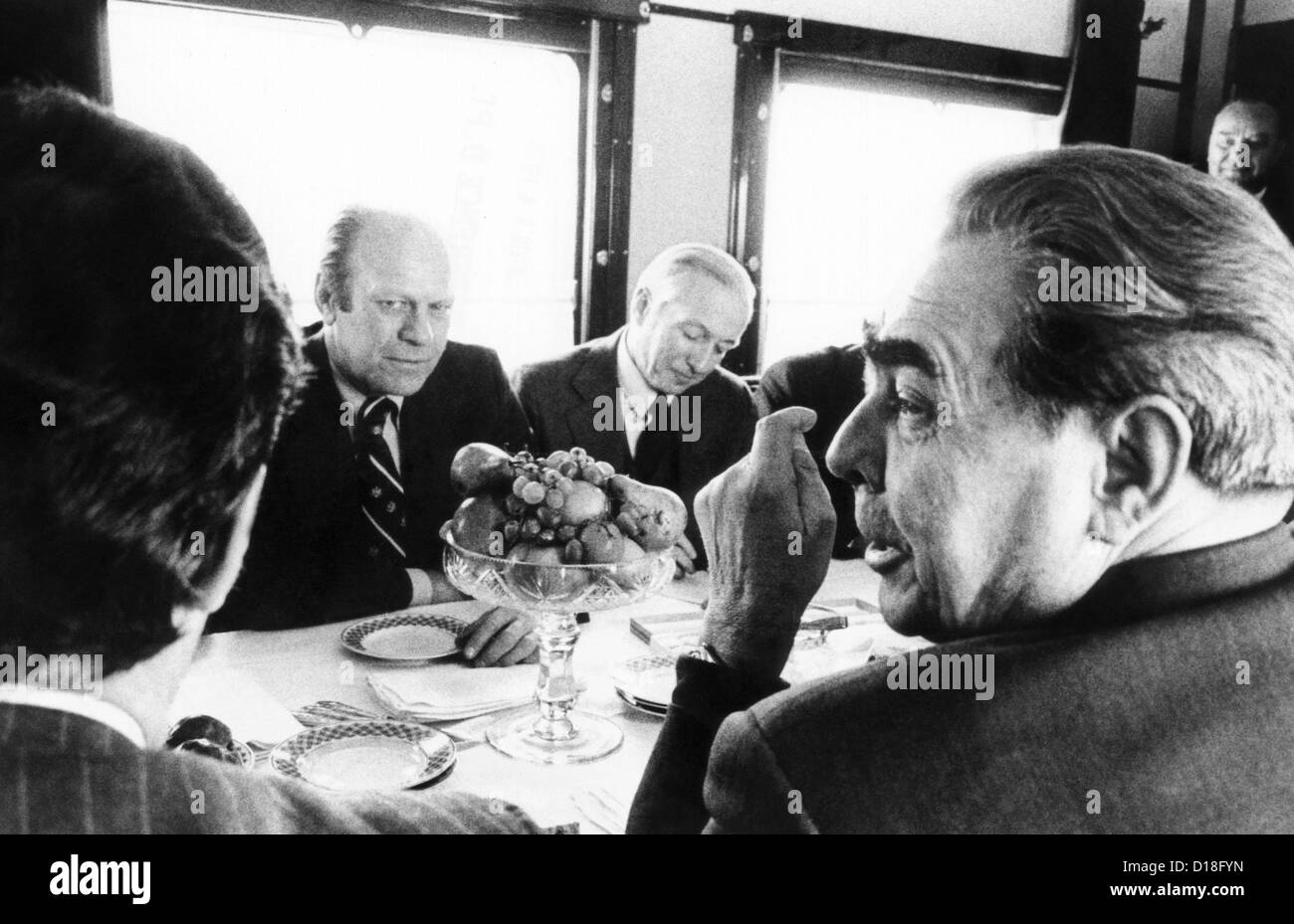 Il Presidente Ford risponde con Leonid Brezhnev e altri a bordo di un treno russo a Vladivostok. Accanto al Presidente Ford è Walter Foto Stock