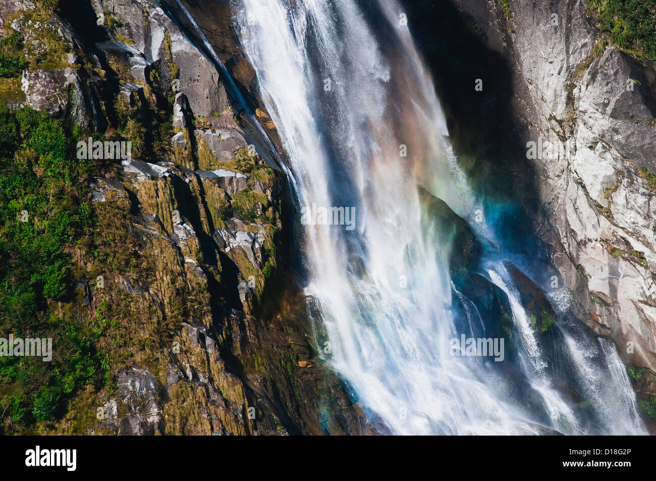 Rainbow in cascata verso le scogliere Foto Stock Rainbow in cascata verso le scogliere Foto Stock