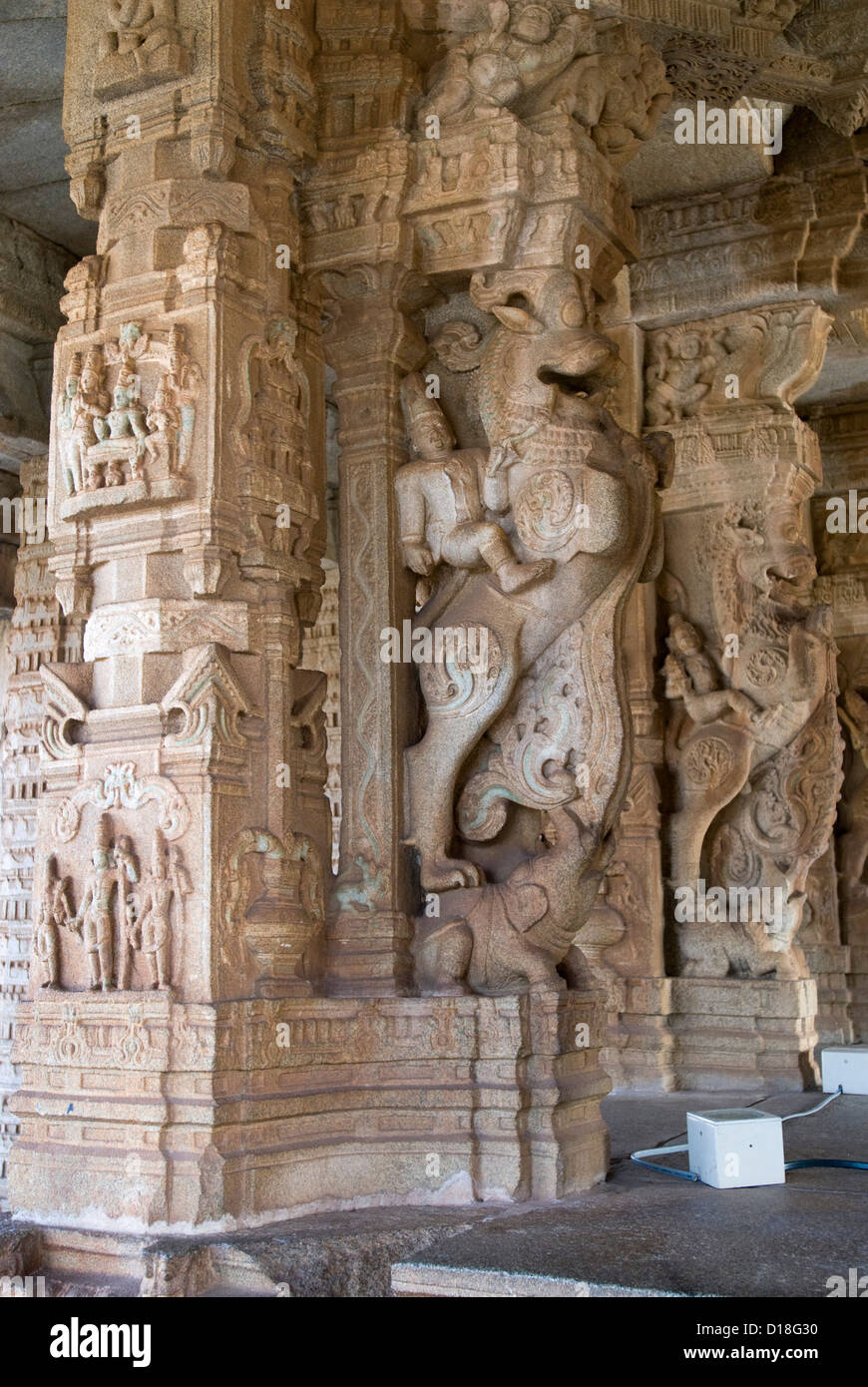 Una vista del intricate sculture di pilastri monolitici in Tempio Vittala, Hampi, Karnataka, India Foto Stock