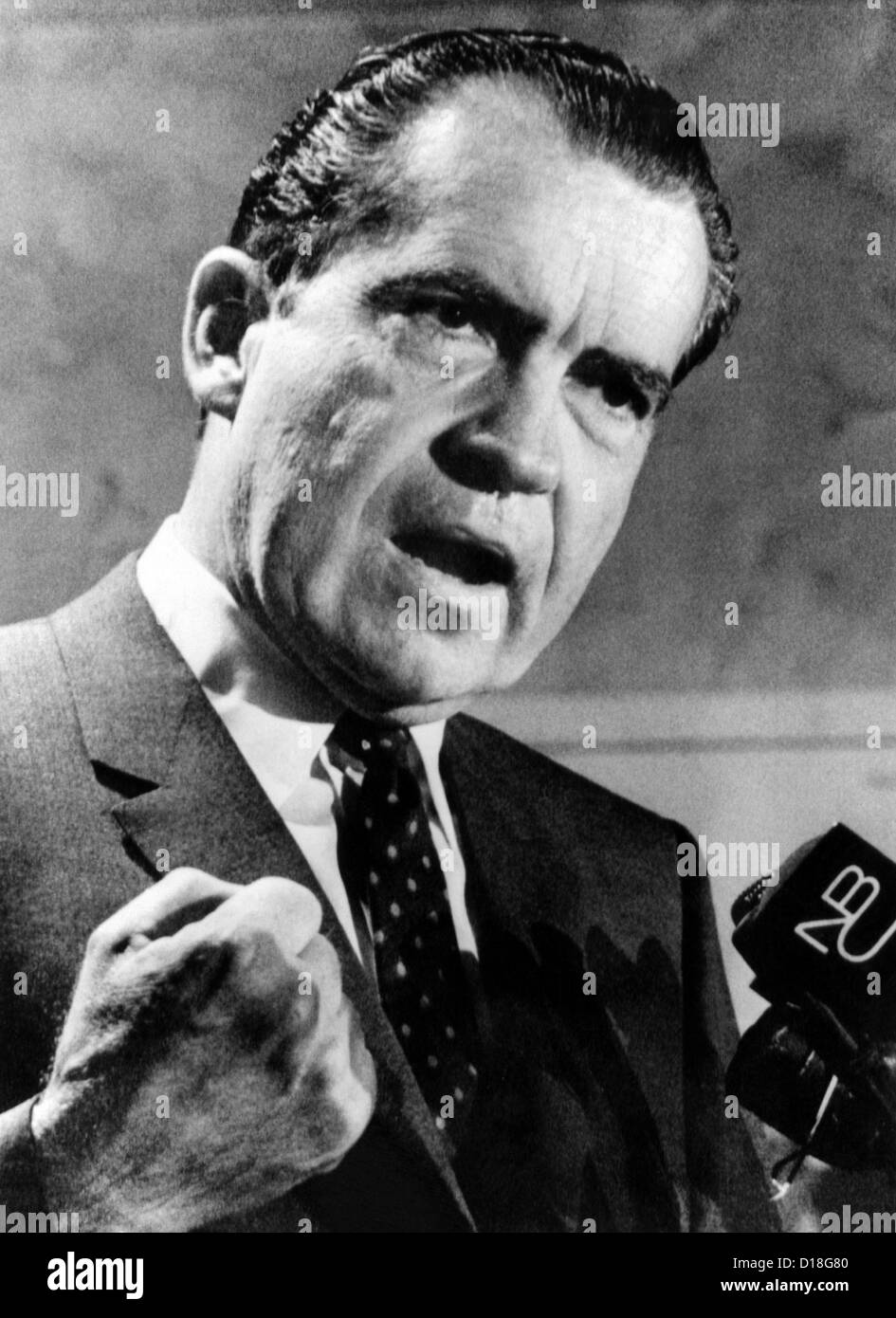 Candidato presidenziale repubblicano Richard Nixon parlando con un pugno chiuso il 20 aprile 1968. Egli ha promesso che avrebbe consentito di non aderire Foto Stock