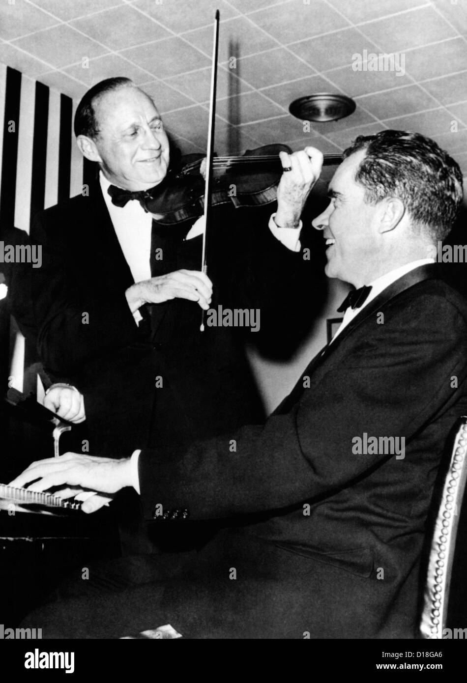 Il comico Jack Benny, con il suo violino, le squadre fino al vice presidente Richard Nixon al pianoforte. Esse sono state frequentando l annuale Foto Stock