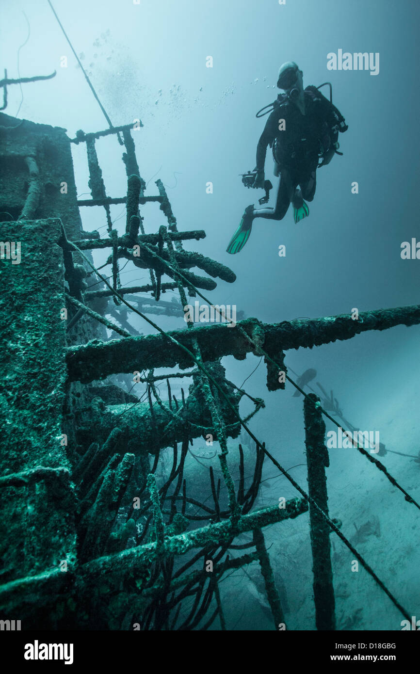 Diver esaminando relitto subacqueo Foto Stock