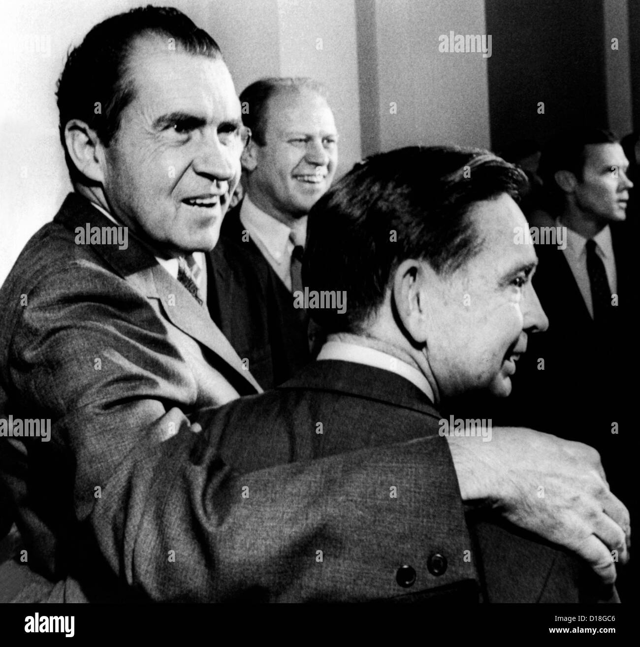 Il presidente Nixon con il suo braccio intorno a maggioranza democratica Leader Carl Albert. In fondo è leader della minoranza Gerald Ford. Foto Stock