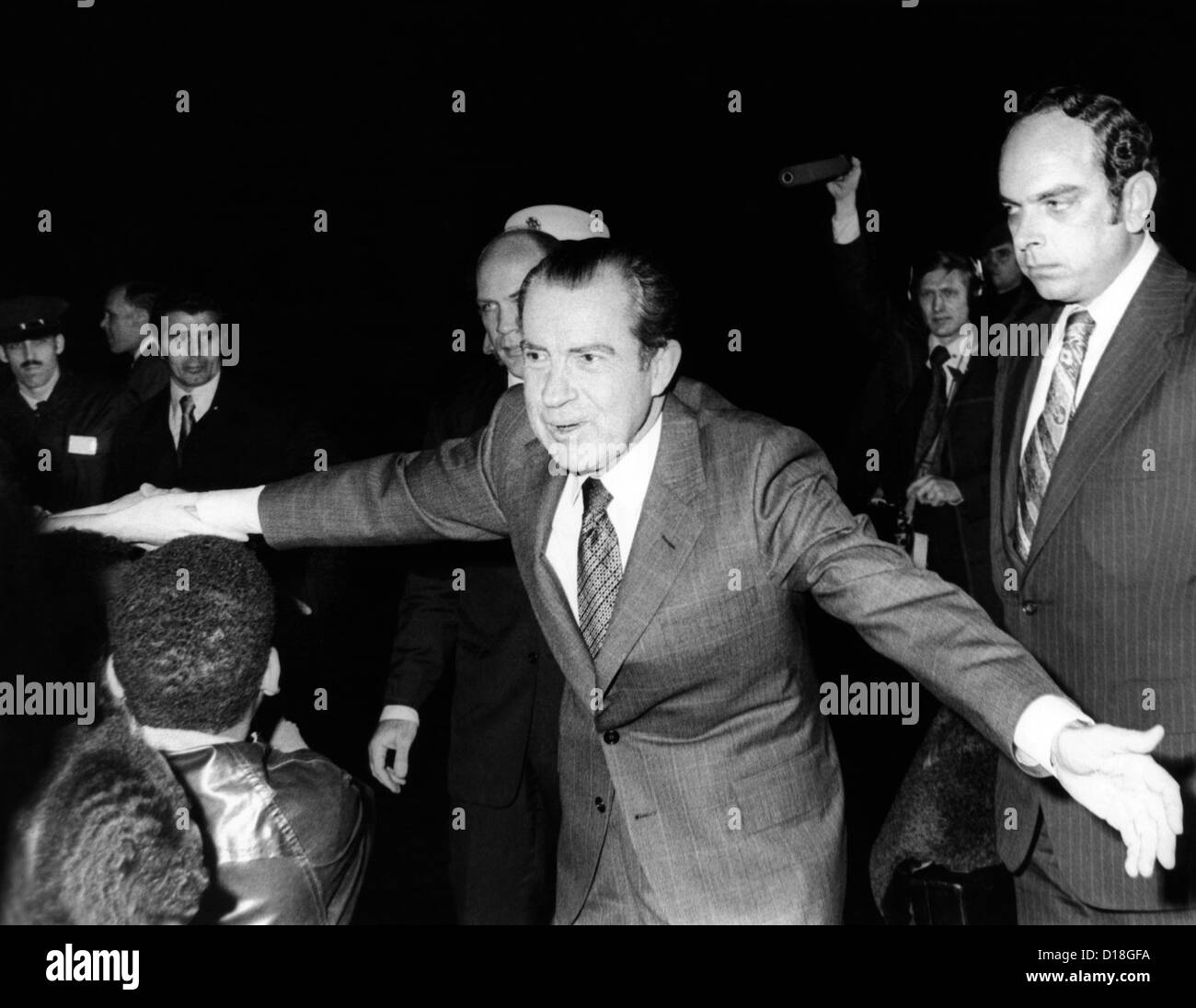 Il presidente Richard Nixon si estende se stesso saluto le persone a Angra do Heroismo, Azzorre. Egli è stato lasciato dopo due giorni di summit Foto Stock