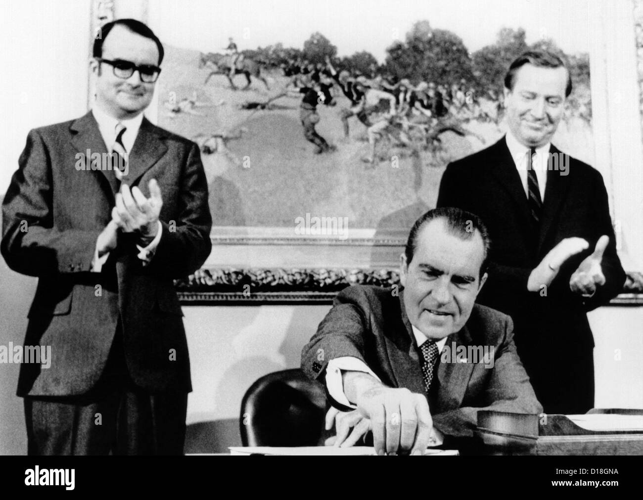 Il presidente Richard Nixon segni ampia legislazione antinquinamento. Essa richiederà il settore auto per produrre virtualmente Foto Stock
