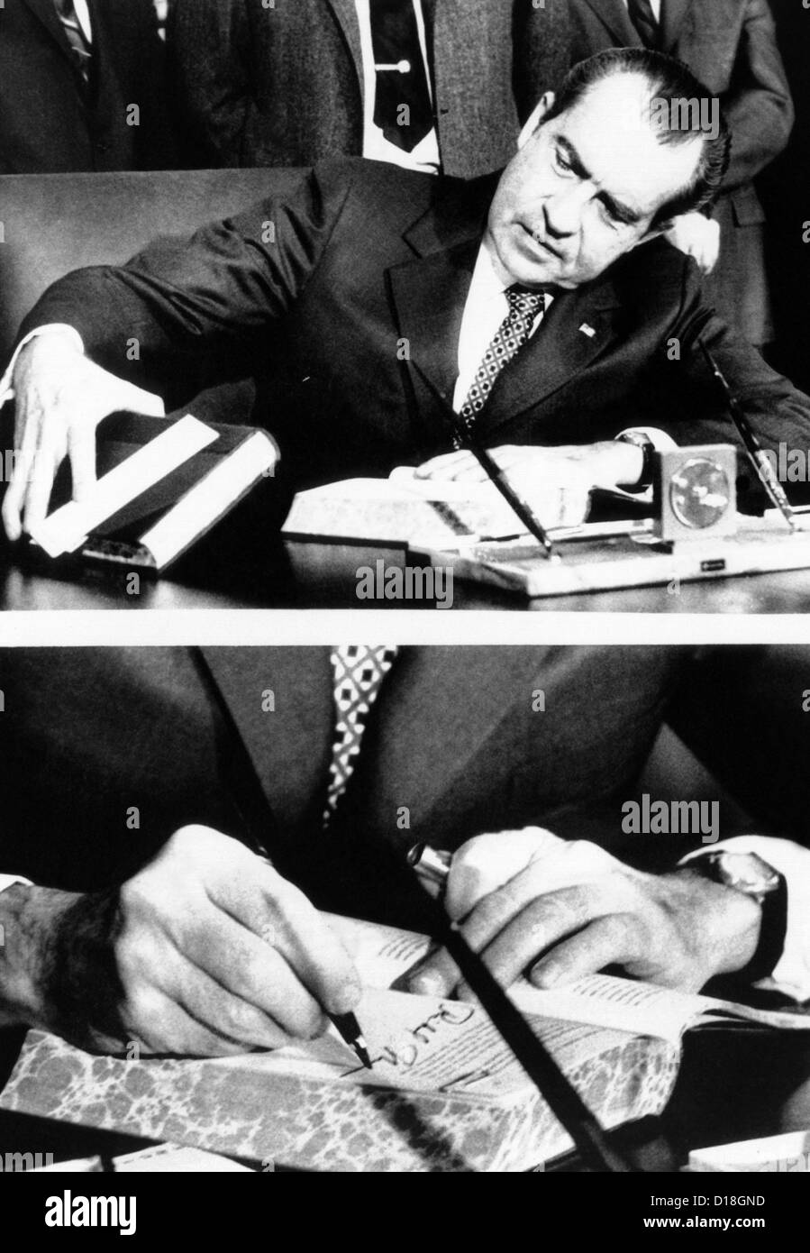 Il presidente Richard Nixon firma del bilancio per l'1972 che egli sta inviando al Congresso. Il $229.2 miliardi di bilancio era un Foto Stock