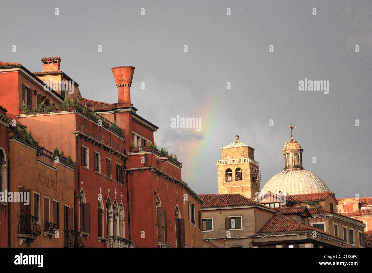 Rainbow sopra i tetti di Venezia Foto Stock