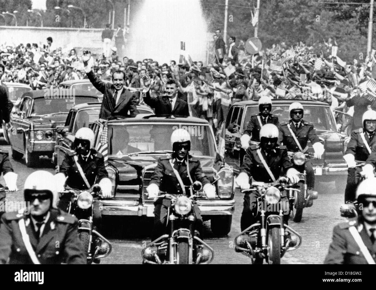 Il presidente Richard Nixon e Presidente Nicolae Ceausescu ondata di enormi, sbandieratori di folla durante per il giro della Papamobile a Bucarest, in Romania. Foto Stock