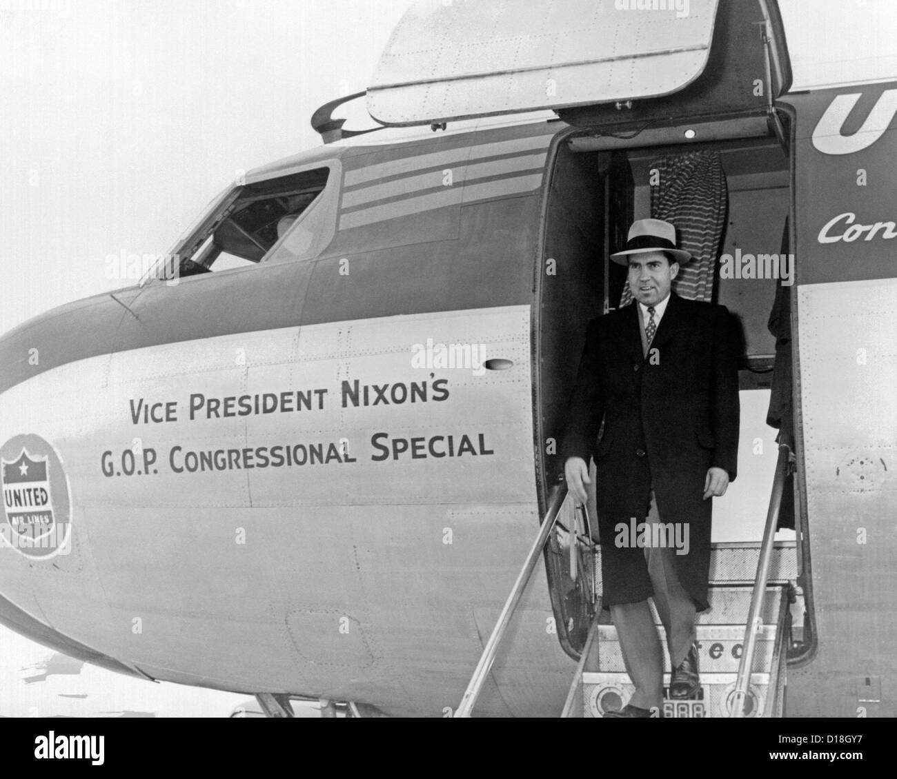 Vice presidente Richard Nixon esce il suo aereo durante il 1956 campagna elettorale. Il chartered un regno linea aria Corvair era Foto Stock