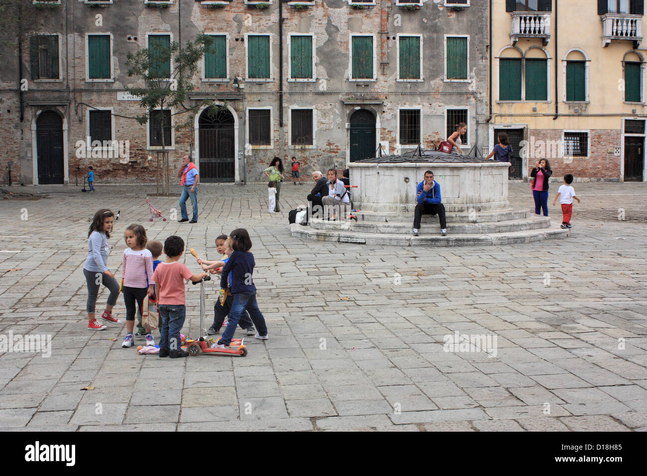 Bambini che giocano su Campo San Polo, Venezia Foto Stock