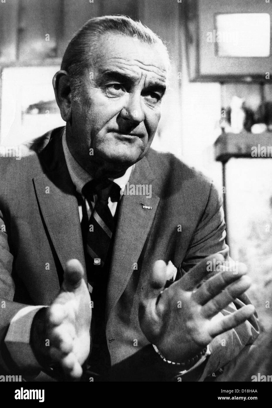 L ex Presidente Lyndon Johnson durante un'intervista Walter Cronkite. Egli ha parlato della sua decisione di non correre per un secondo mandato Foto Stock