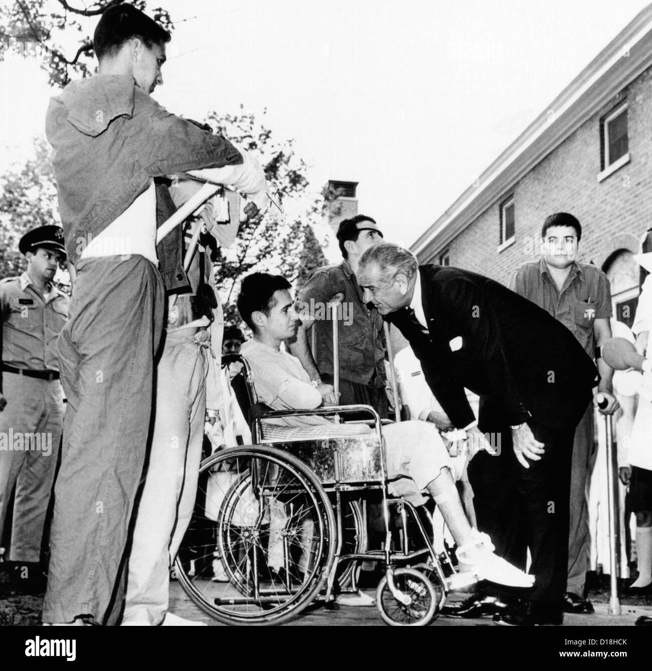 Il presidente Lyndon Johnson saluta i veterani feriti a Walter Reed Hospital. L-R: SSgt. Robert C. Meier; SP/4 James G. Hartwick; Foto Stock