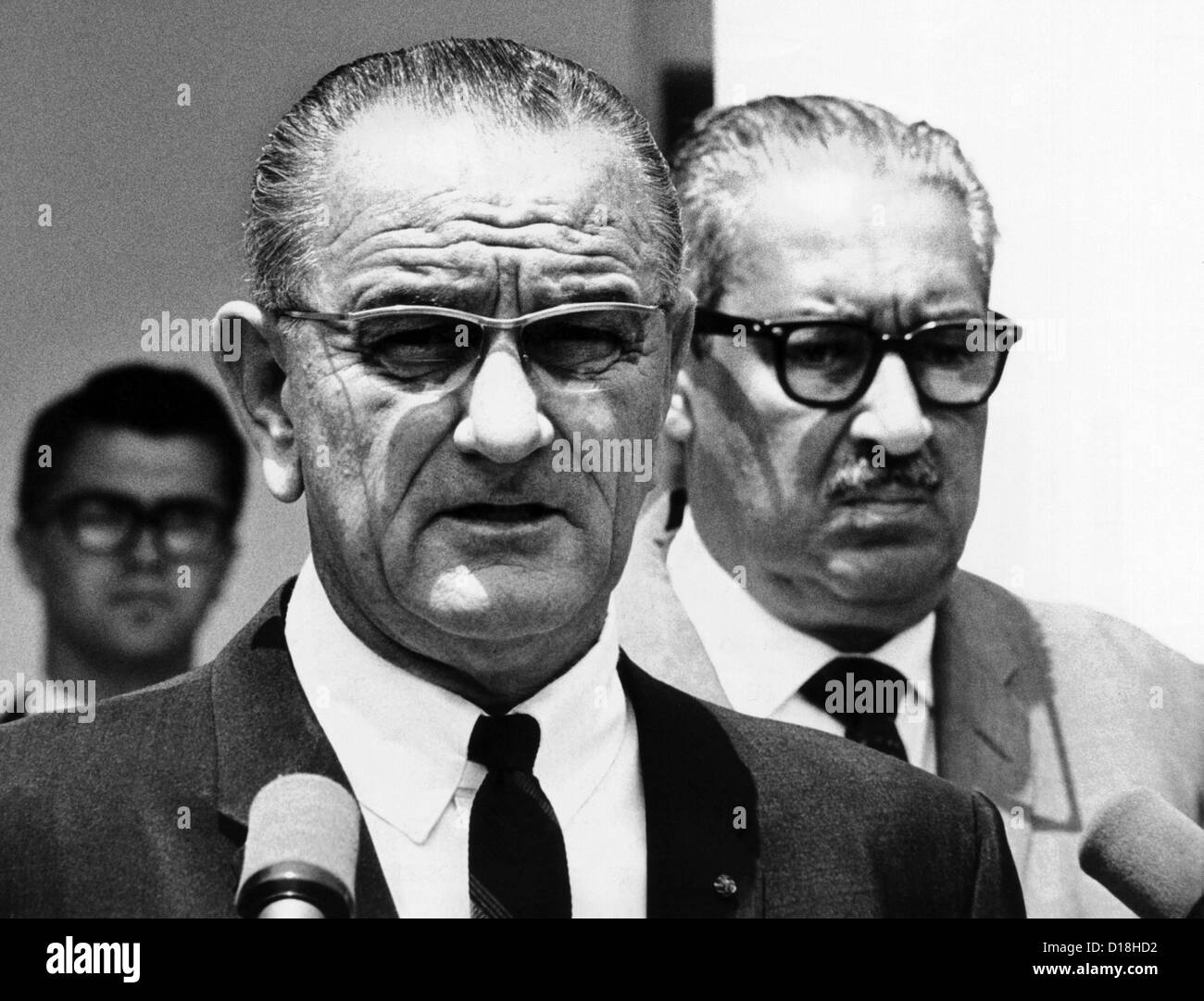 Il presidente Lyndon Johnson con la Corte Suprema nominee, Thurgood Marshall. Marshall era lunga vita legale avvocato per i diritti civili Foto Stock