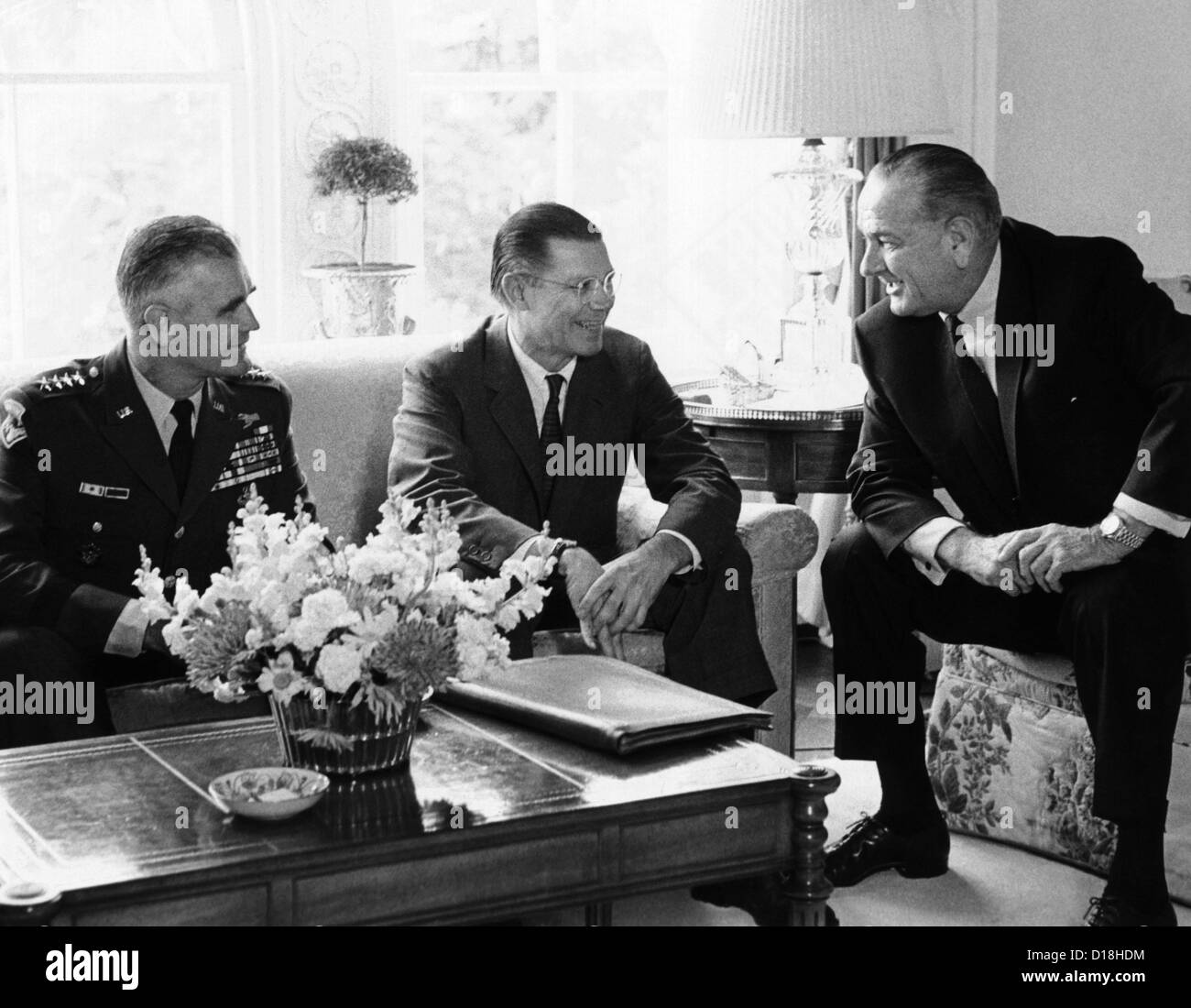 Il presidente Lyndon Johnson incontro con Gen. William Westmoreland e il Segretario alla Difesa Robert McNamara. Essi hanno convenuto che Foto Stock