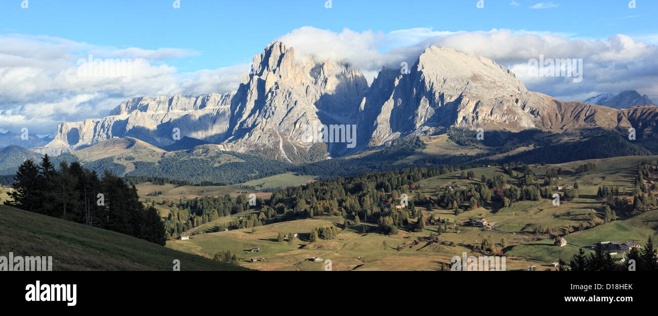 Panorama del monte Sassolungo e Sassopiatto, Alpe di Siusi / Alpe di Siusi Alto Adige / Alto Adige, Italia Foto Stock