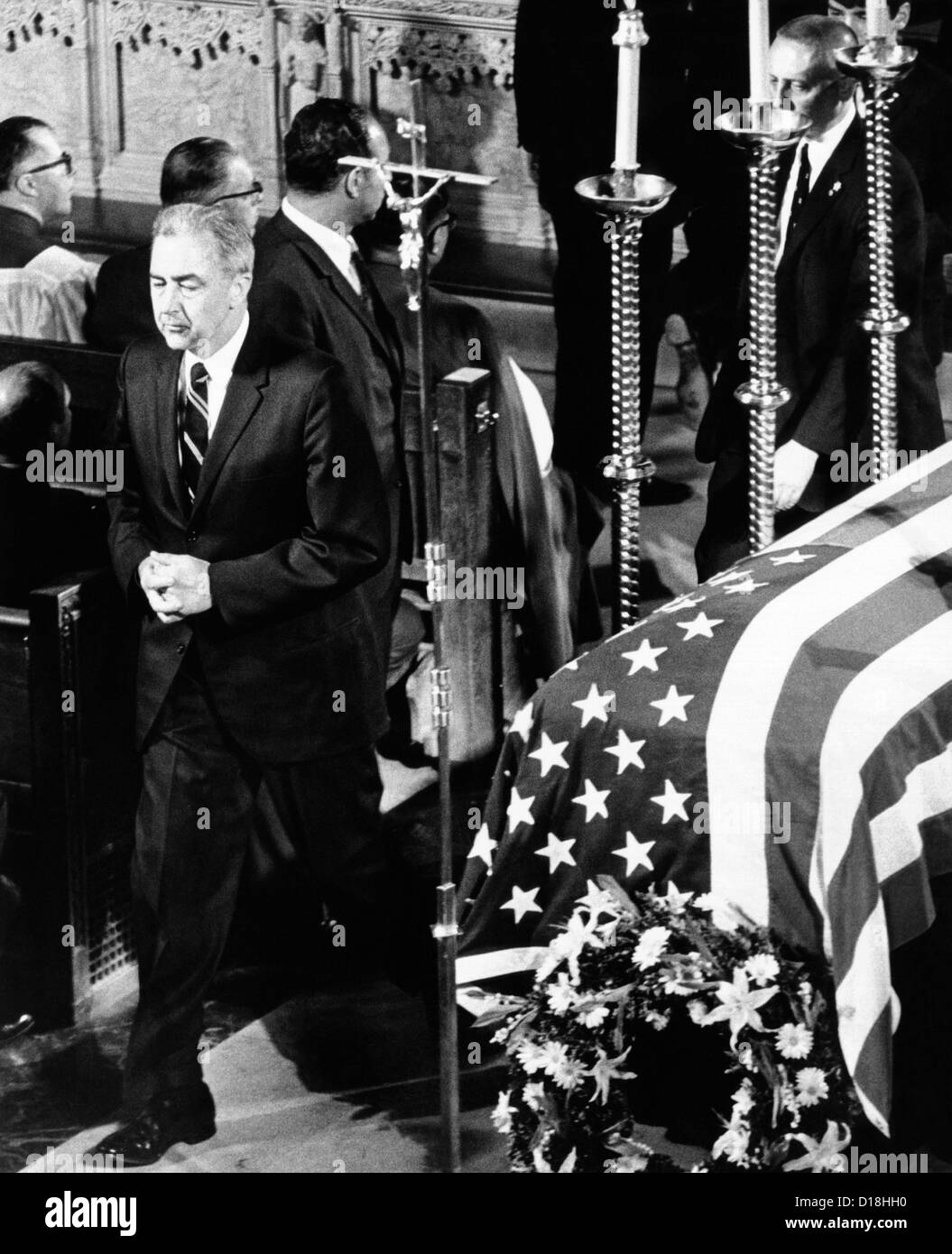 Robert Kennedy i funerali del. Il senatore Eugene McCarthy, RFK il principale rivale in democratica primarie presidenziali, passa alla fine Foto Stock