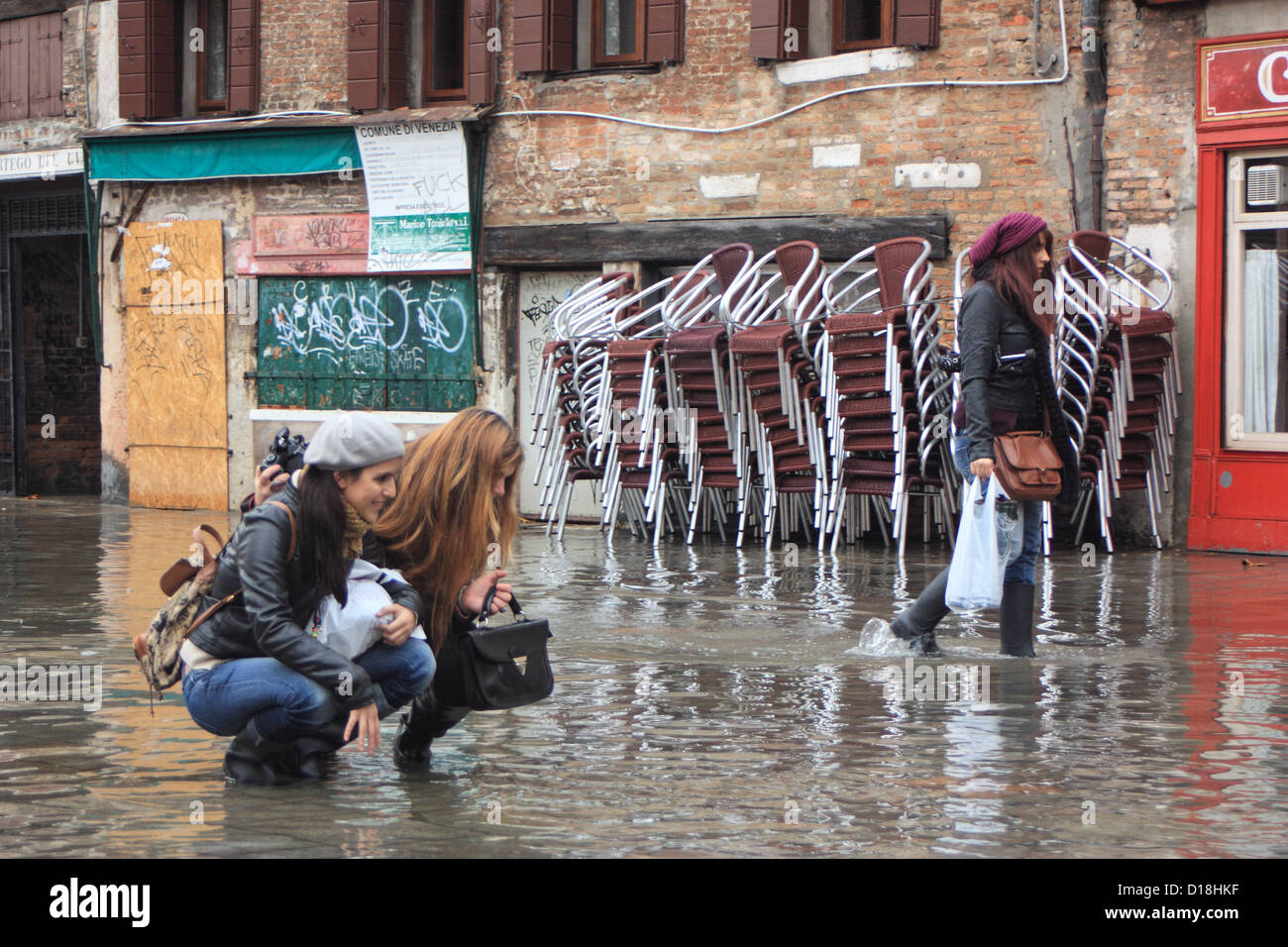 Due ragazze di scattare le foto durante il "acqua alta" alluvione. Foto Stock