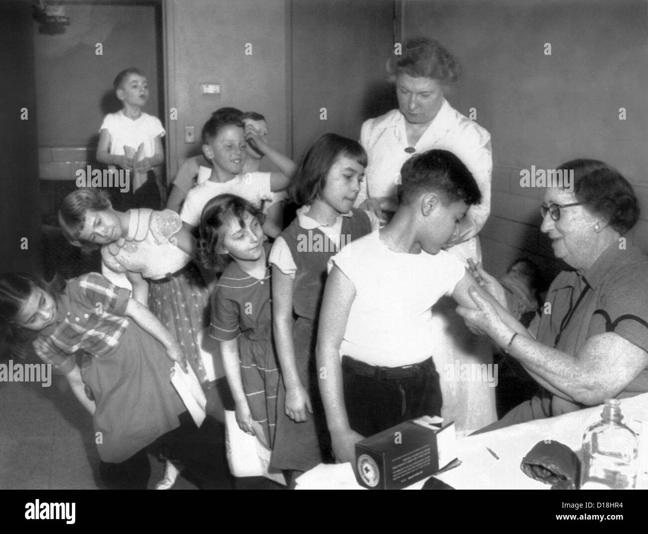I bambini vaccinati contro la difterite. Un epidemia di strozzamento di malattia scoppiati in Michigan City, Indiana. Febbraio 29, 1956. Foto Stock