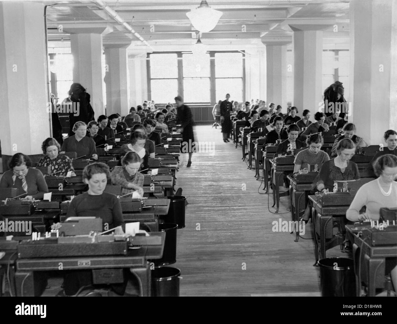 Previdenza sociale dei lavoratori nella nuova sede uffici di Baltimora, Maryland. Nov. 11, 1936. (CSU ALPHA 1123) CSU Foto Stock