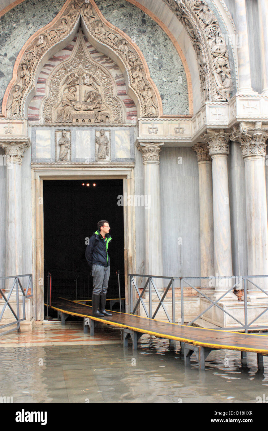 Entrata della Basilica di San Marco a livello di acqua alta "acqua alta". Foto Stock