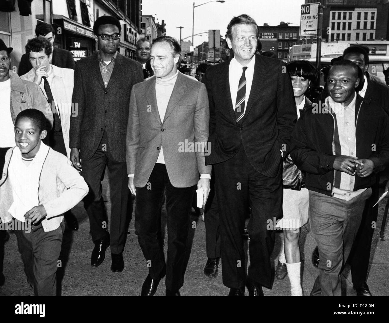 Mayor John Lindsay e attore Marlon Brando prendere una buona volontà passeggiata attraverso Harlem. Il 2 maggio 1968. (CSU ALPHA 1165) CSU Foto Stock
