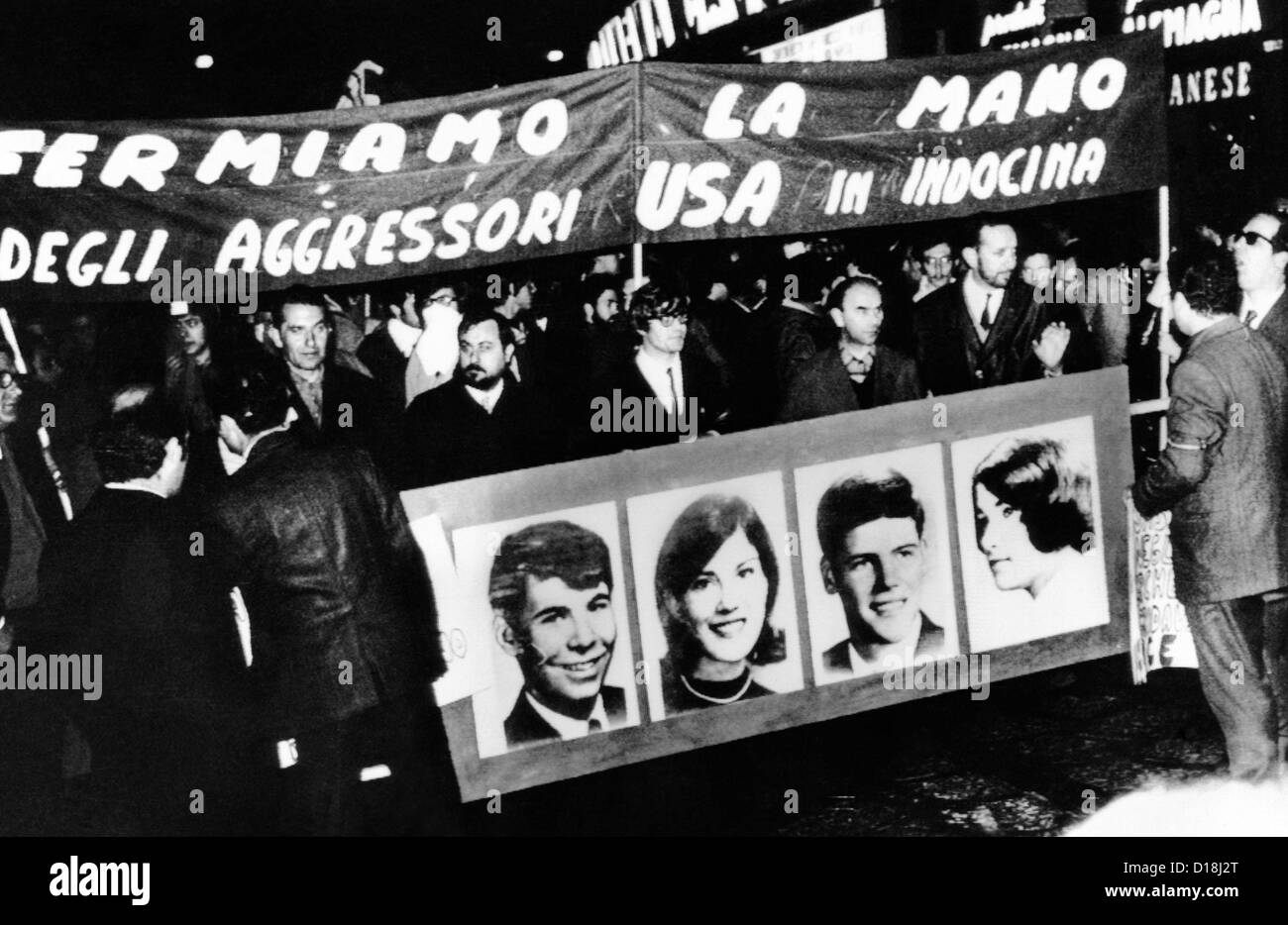 Guerra Anti-Vietnam protesta in Milano, Italia. I dimostranti tenere un banner con le immagini dei quattro studenti uccisi a Kent Foto Stock