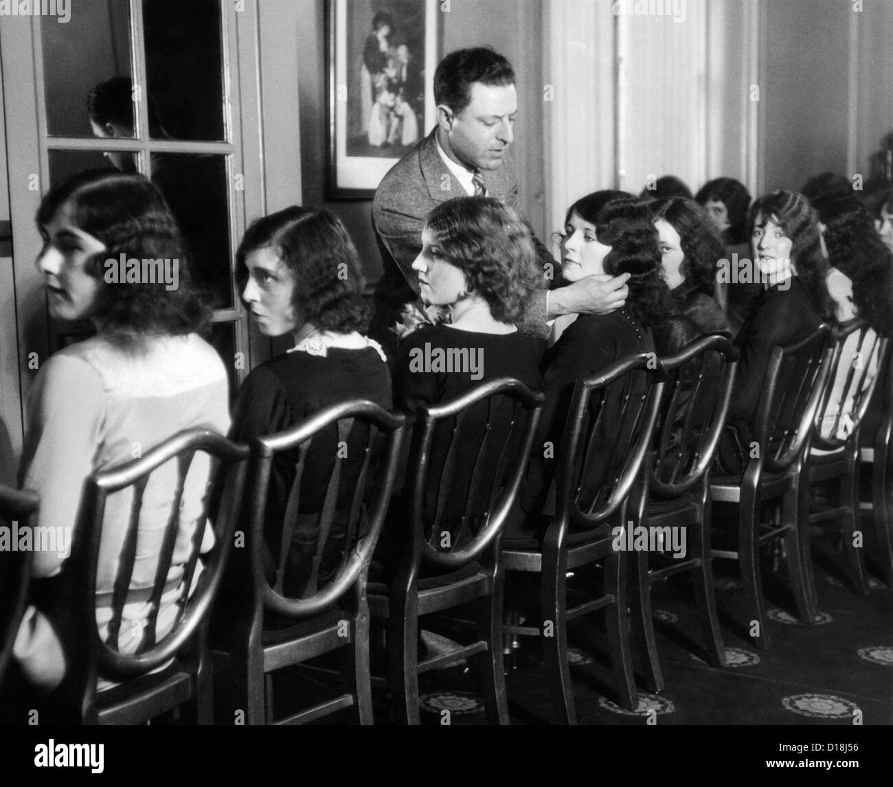 J.R. Hirschfield di Detroit la scelta di modelli per americano stili di concorso di creazione. Il 30 agosto 1927. (CSU ALPHA 1231) CSU Foto Stock