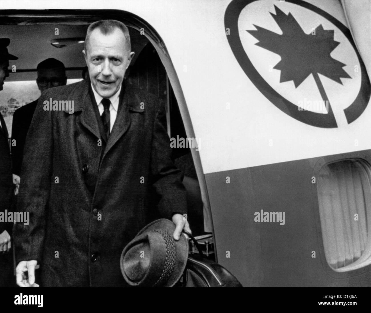 Alvin Karpis un 1930s 'Nemico pubblico n. 1', arriva a Montreal International Airport. Karpis è stato rilasciato da McNeil Island Foto Stock