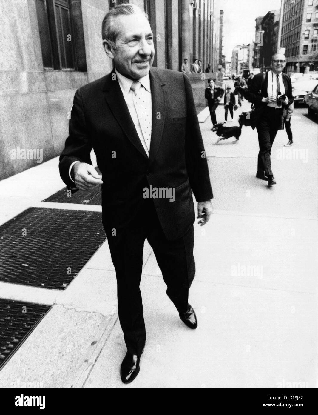 Frank Costello, 78, criminalità organizzata boss, lascia il New York County quartiere ufficio del procuratore. È stato interrogato da un grand Foto Stock