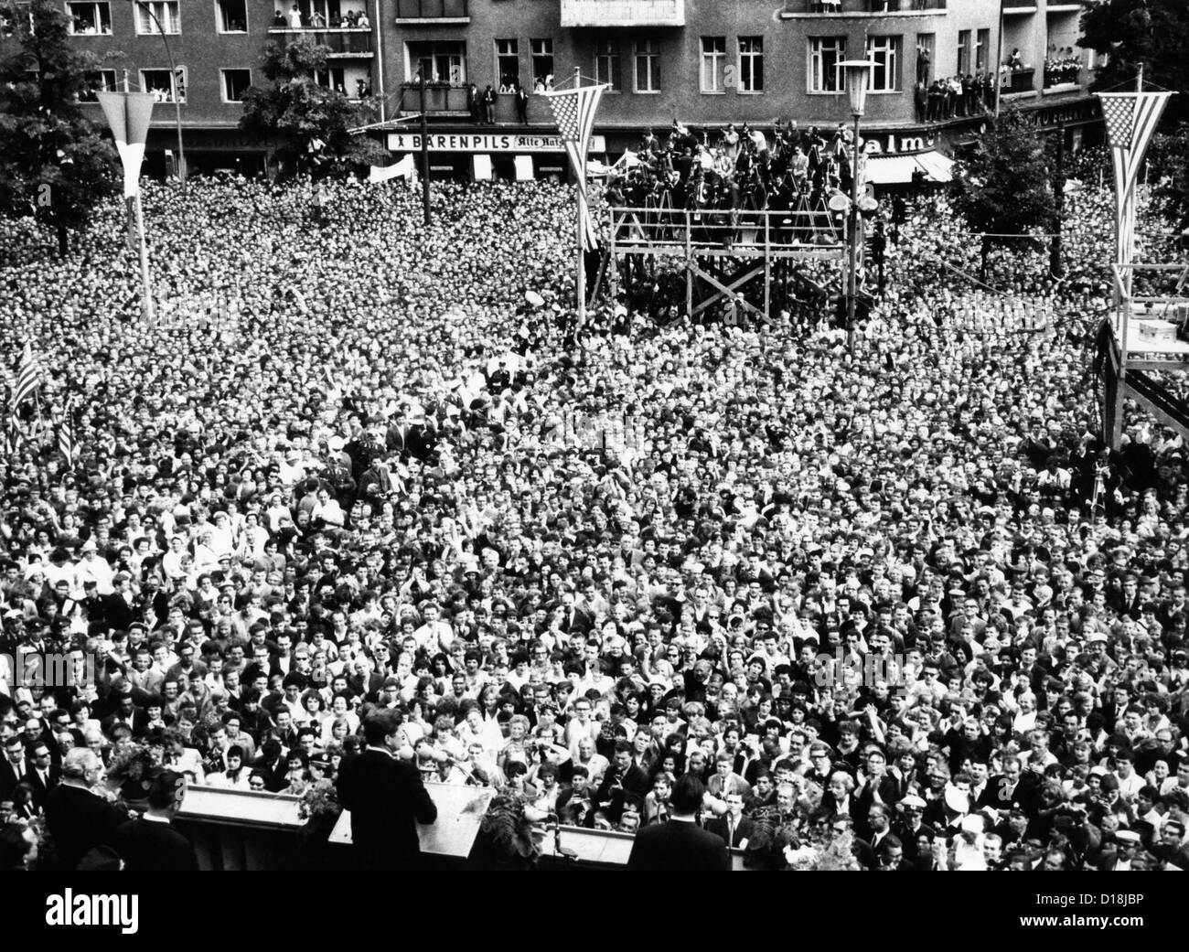 Il presidente Kennedy (al centro a sinistra in primo piano) racconta la folla di fronte a Berlino Ovest Municipio che "Ich bin ein Berliner" (io sono Foto Stock