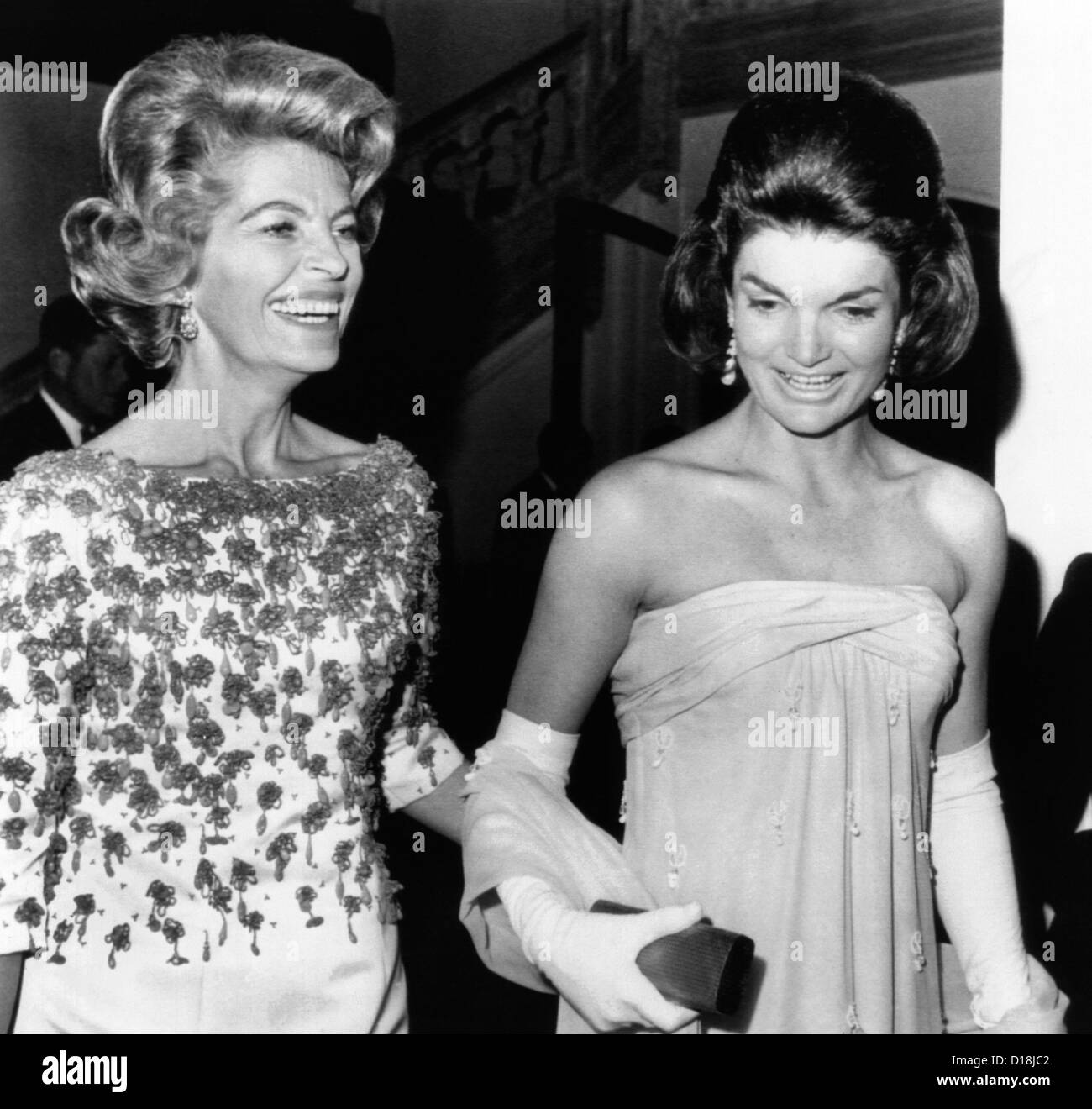 Jacqueline Kennedy con la moglie dell'ambasciatore francese Nicole Alphand. Più tardi la sera hanno svelato Leonardo Foto Stock