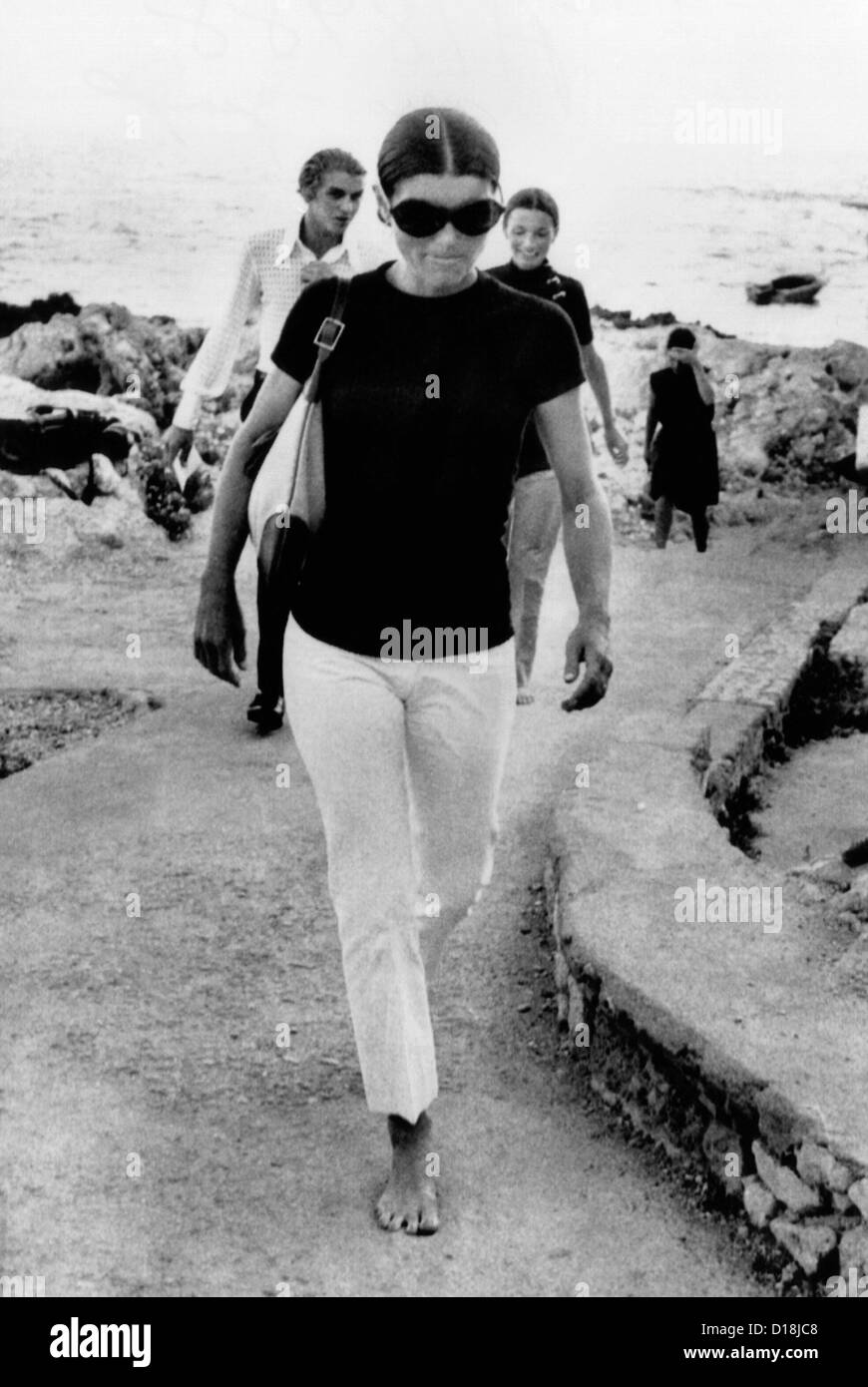 Jacqueline Kennedy Onassis in vacanza a Capri, Italia. Un scalza la sig.ra Jacqueline Onassis passeggiate lungo il dock di questo Foto Stock