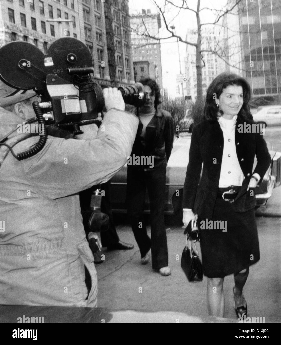 Jacqueline Kennedy Onassis arriva a New York del Tribunale federale. Ella era in una controversia legale con paparazzi Ron Gaella, cercando Foto Stock
