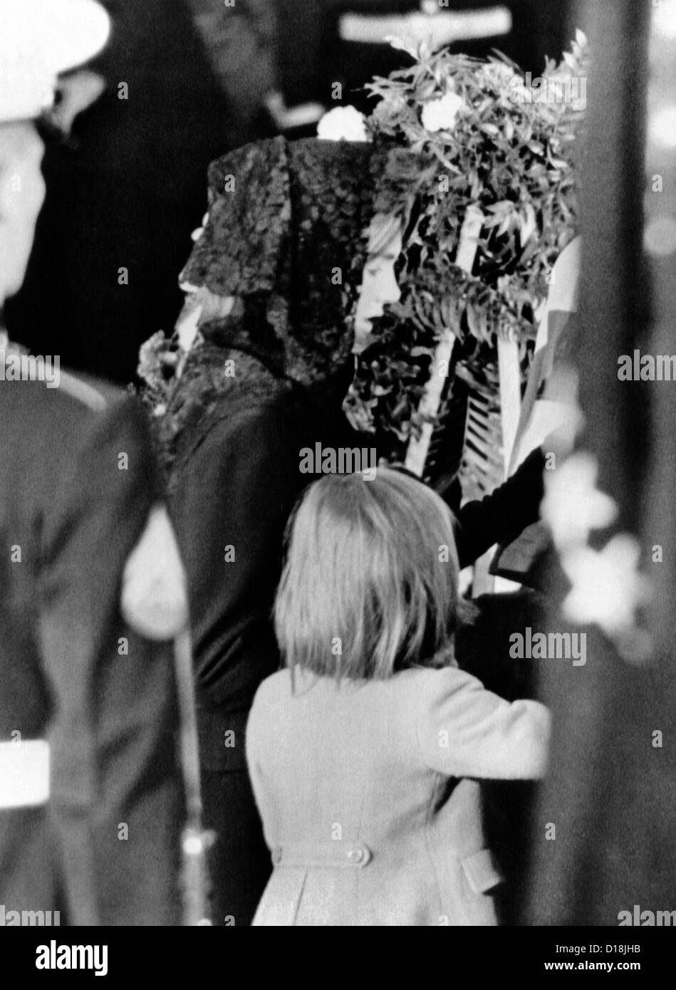 Il presidente John Kennedy è disteso in cerimonie di Stato. Jacqueline e Caroline Kennedy al compianto Presidente la bara nel Foto Stock