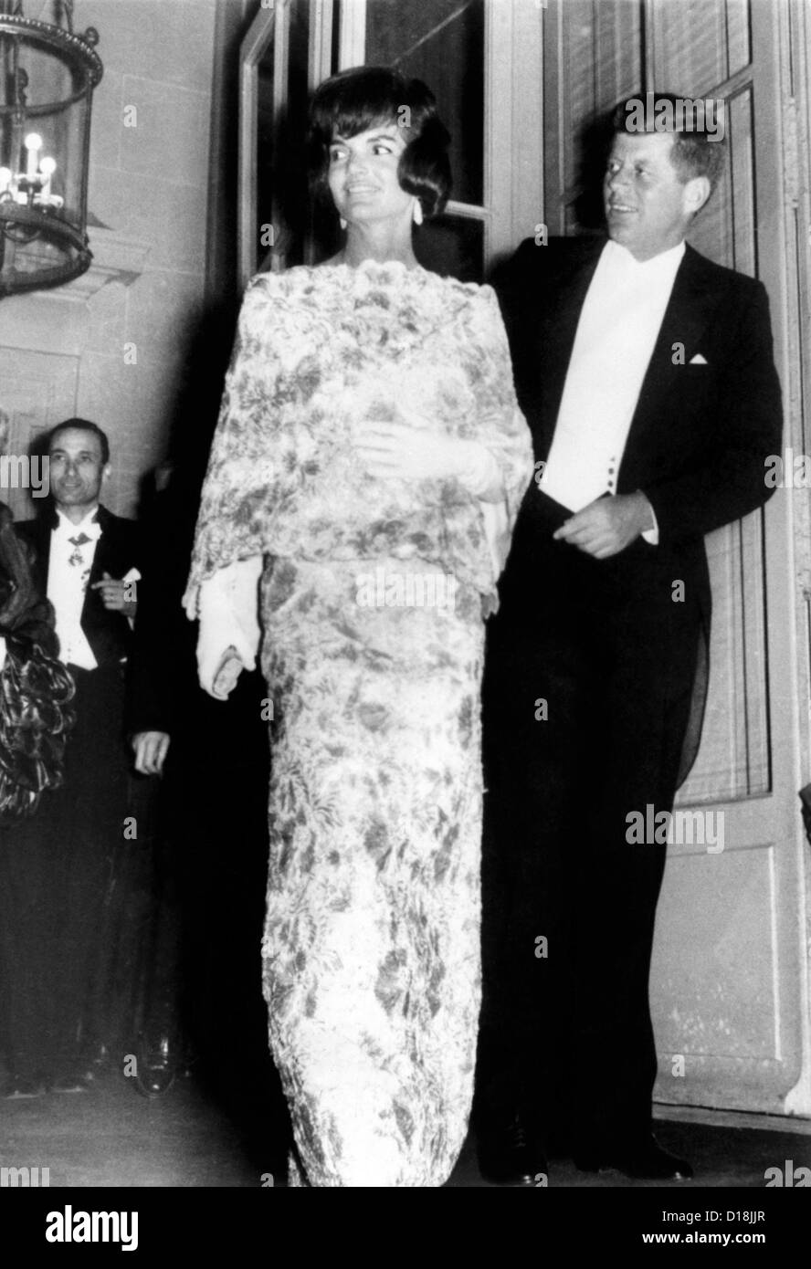 Presidente e Jaqueline Kennedy a Parigi. La prima donna indossa e bianco e rosa in pizzo paglia abito da sera durante la loro visita Foto Stock