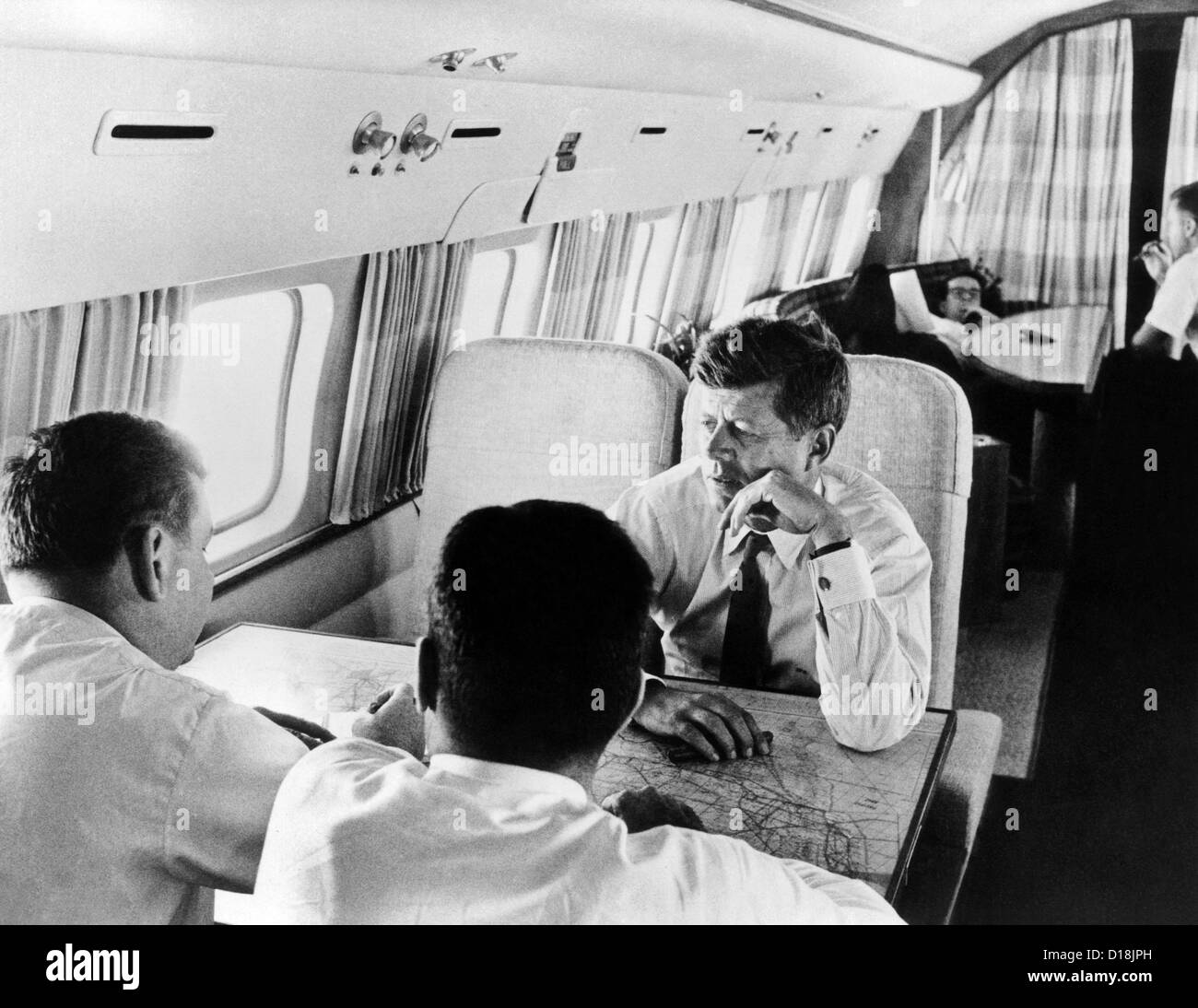 Il senatore John Kennedy incontro con i consulenti della campagna sul suo aereo privato durante il 1960 elezioni presidenziali. Foto Stock