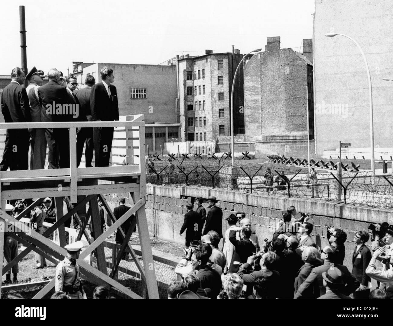 Il presidente John Kennedy a Berlino. Su un appositamente eretto, piattaforma JFK viste comunista la parete che separa l Oriente e l Occidente Foto Stock