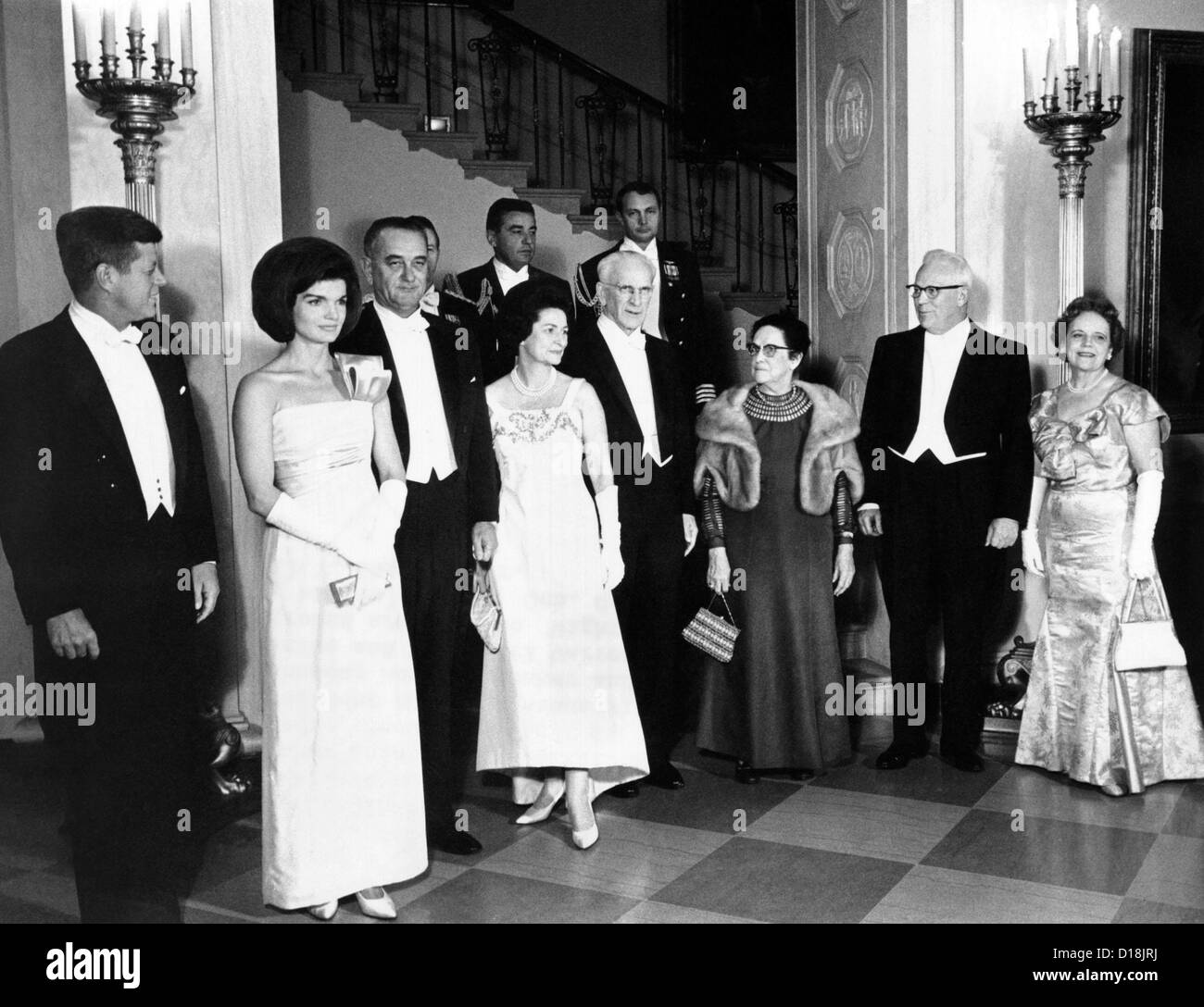 Il presidente John e Jacqueline Kennedy a una casa Bianca la cena di onorare il potere esecutivo e quello giudiziario capi di governo. L-R: Foto Stock