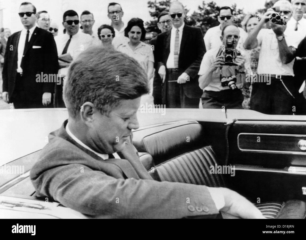 Il presidente John Kennedy superare con preoccupazione circa lo stato di salute di suo figlio neonato Patrick Bouvier Kennedy. Egli siede nel suo Foto Stock