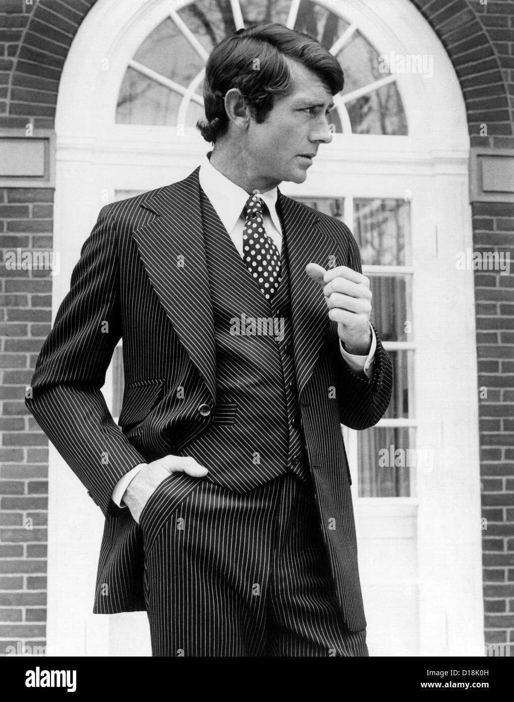 Brown la lana e la seta in tre pezzi tuta è il pin con striping con oro e bianco. Ha strisce angolata sul giubbotto, tasche e risvolti. Foto Stock