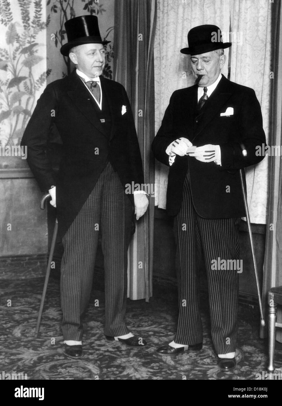 Abito formale per gli uomini nel 1930s. Un gentleman preferisce il top hat al Bowler (o derby); un ascot ad un tirante, una sezione su Foto Stock