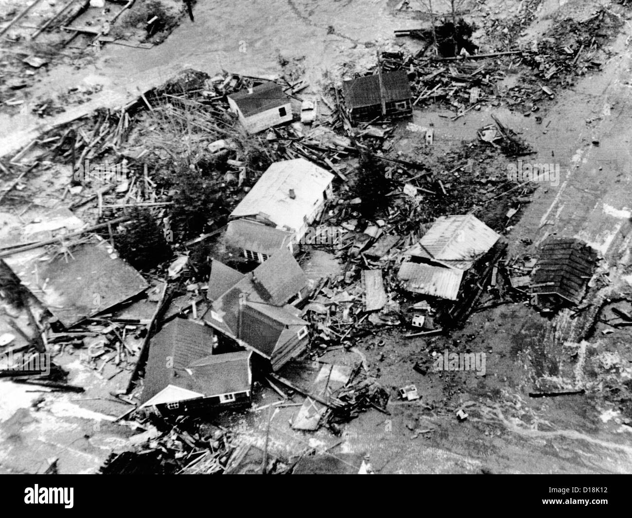 1964 Alaska terremoto. 30 piedi di alta marea causato dalla 9.2 terremoto ha distrutto la bassa zone pianeggianti della città costiera di Foto Stock