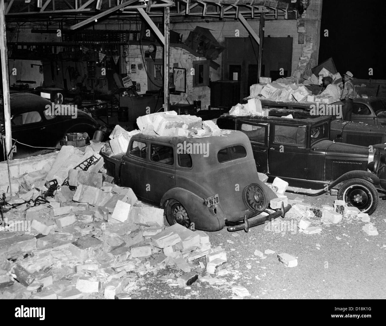 Longbeach 1933 danni del terremoto. La California del sud è stata colpita da una grandezza di 6,4 sulla scala Richter terremoto. Le macchine parcheggiate erano Foto Stock